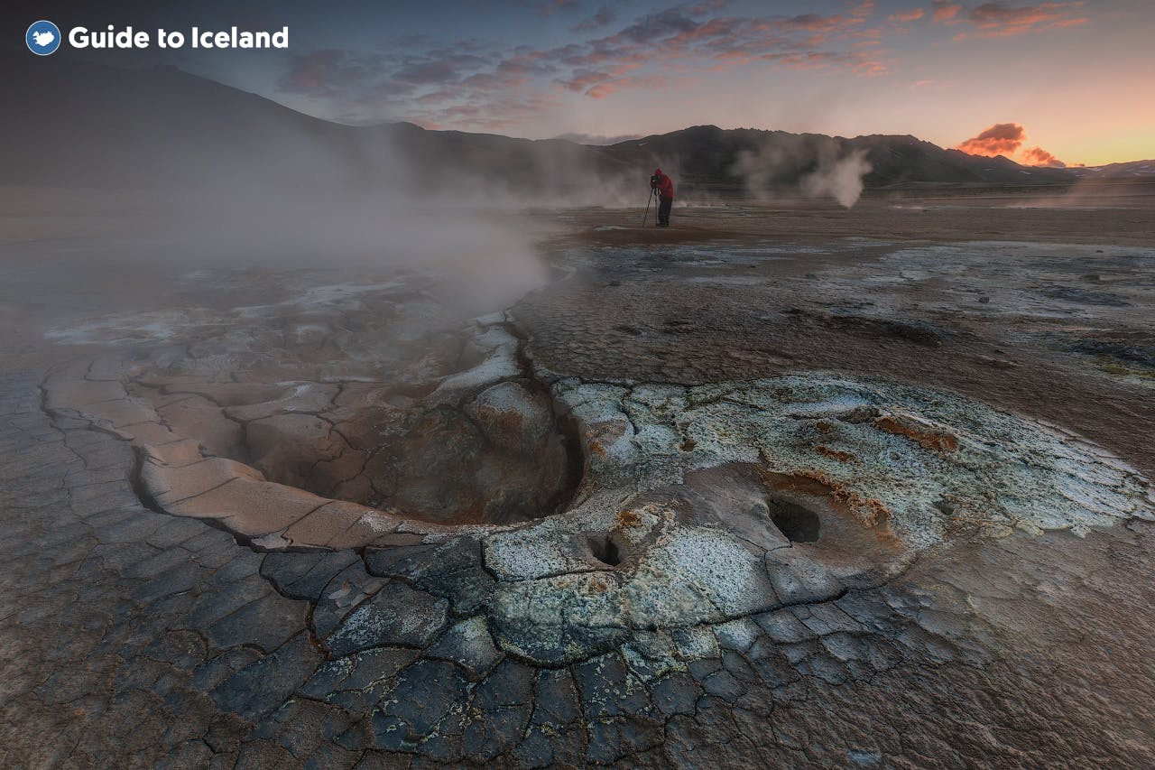 Een geothermisch landschap in de hooglanden van IJsland.