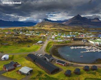 Una ripresa dall'alto di una pittoresca cittadina nei remoti fiordi orientali dell'Islanda.