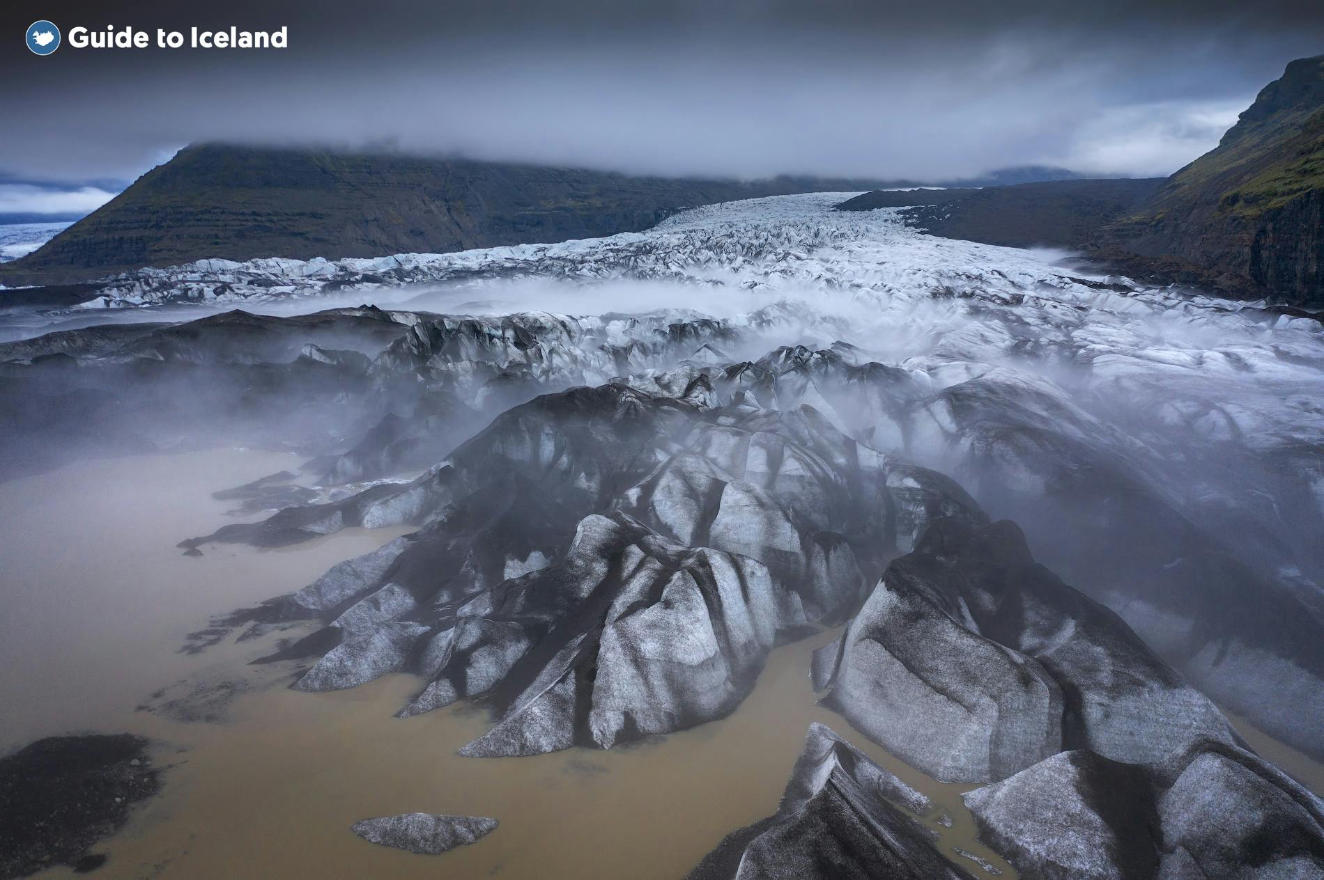 Een luchtfoto van een gletsjertong aan de Zuidkust van IJsland.