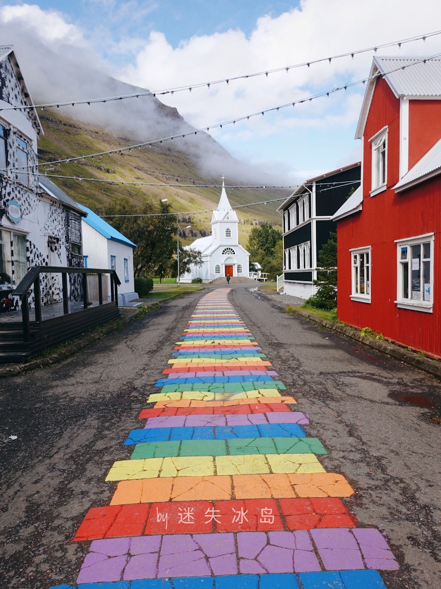 冰岛东部的神仙小镇塞济斯菲尔泽有一座美丽的彩虹教堂