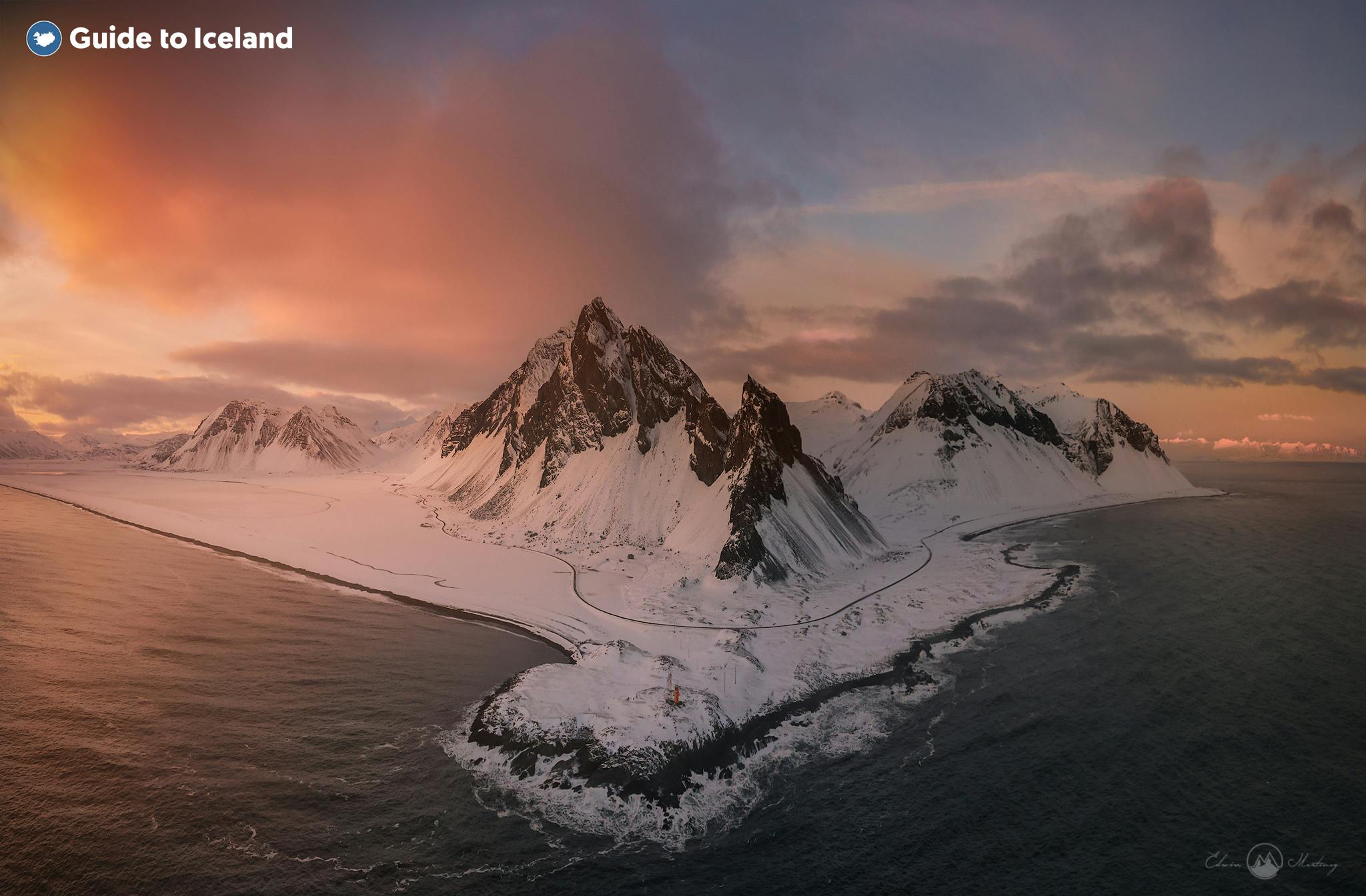 Die Gischt wirbelt herum und umspült die Eisberge, die am Diamantstrand im Südosten Islands liegen.