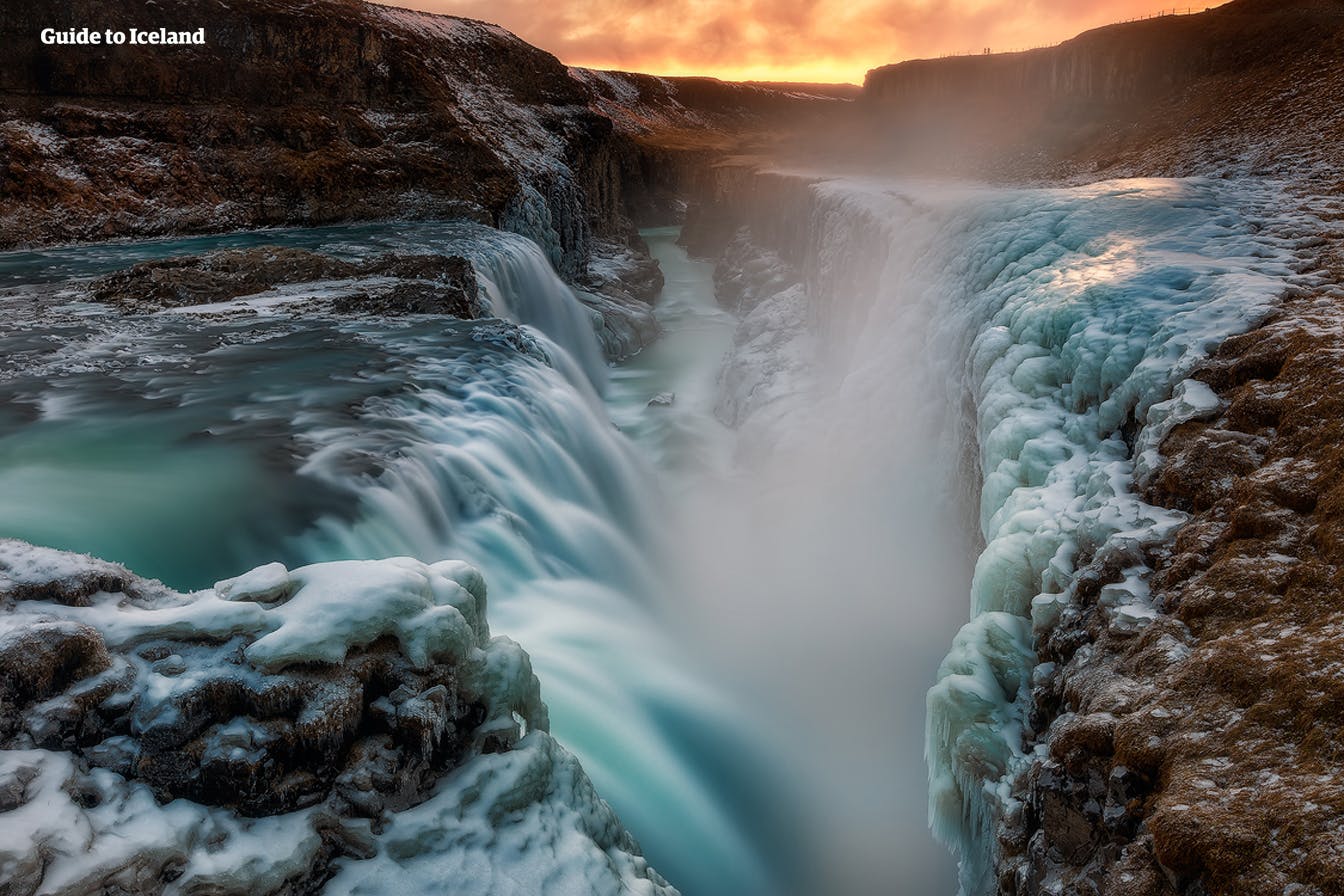 La cascata di Gullfoss, sull'itinerario turistico del Circolo d'Oro, fotografata in inverno.