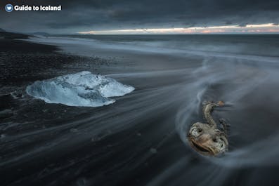 Brokken ijs rusten op Diamond Beach vlakbij de Jokulsarlon-gletsjerlagune in het Zuidoosten van IJsland.