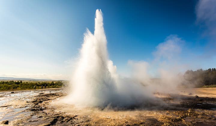 Een uitbarsting van de Strokkur, de meest actieve geiser in het geothermische Geysir-gebied in het zuidwesten van IJsland.