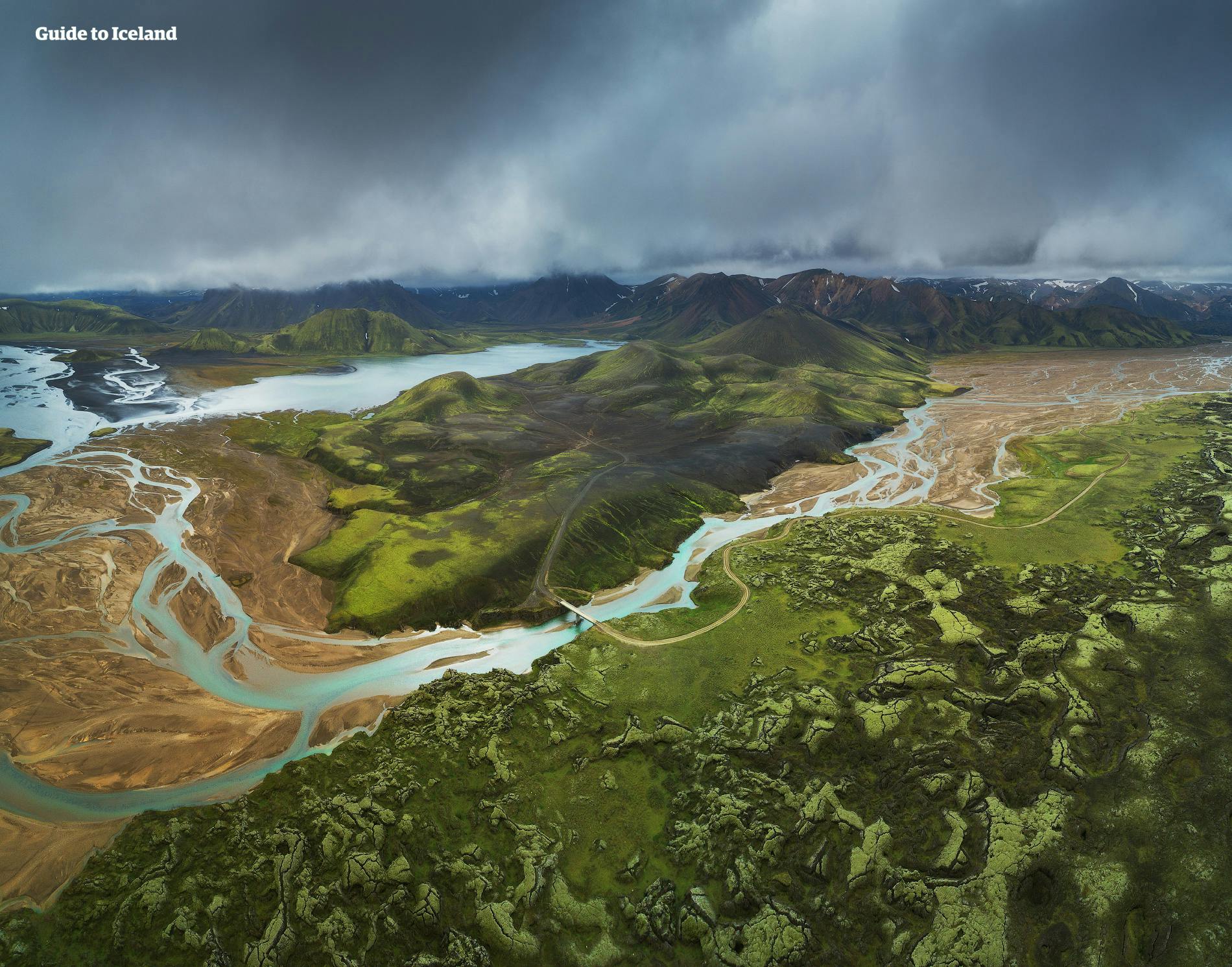 Eine weitläufige Vulkanlandschaft im Hochland von Island.