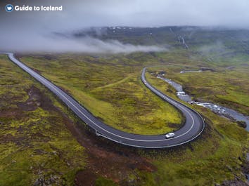 アイスランドの辺境、イーストフィヨルドの原野を貫く道