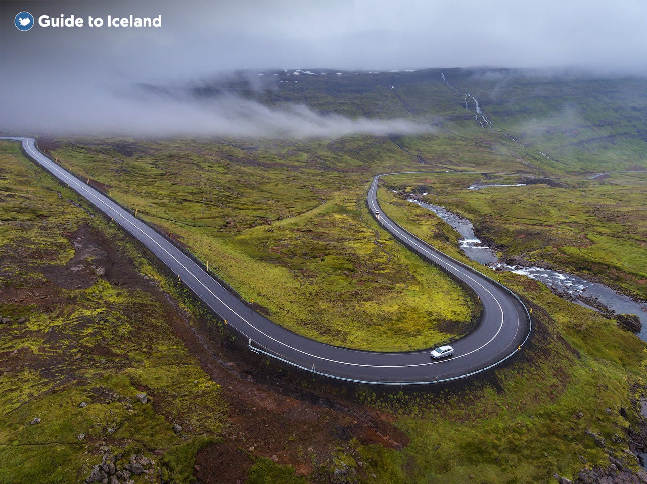 Een slingerende weg in de afgelegen Oostfjorden van IJsland.