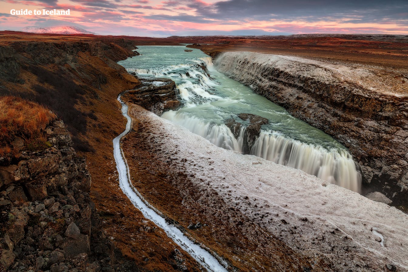 Wodospad Gullfoss na trasie turystycznej Złotego Kręgu Islandii na zdjęciu zimą.