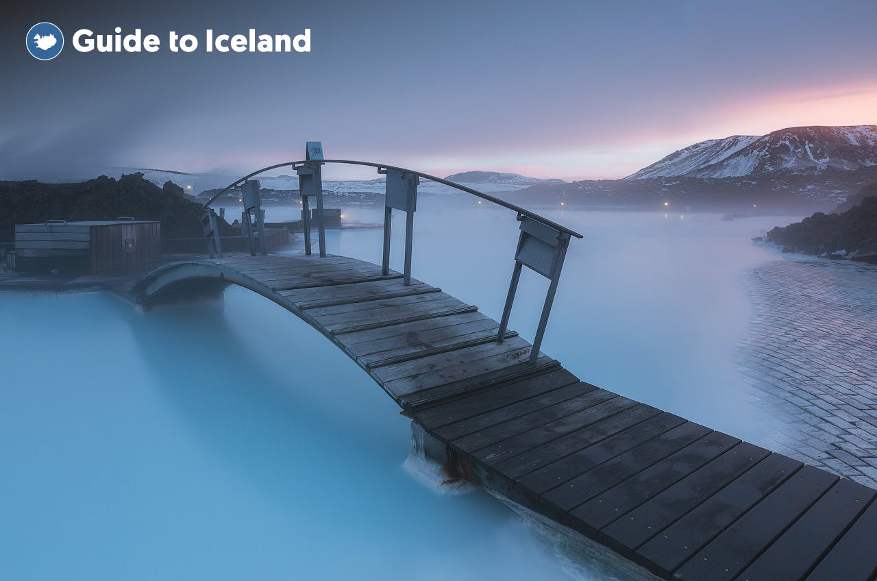 Een loopbrug over het azuurblauwe water van de Blue Lagoon Spa in IJsland
