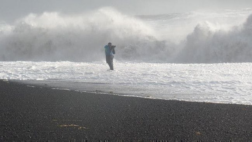 冰島遊客在黑沙灘危險的行為