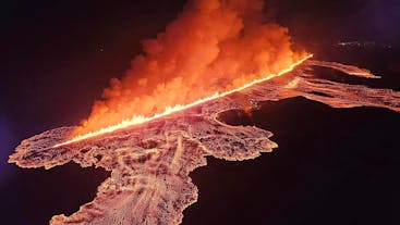 Lava, die aus der Spalte auf der Halbinsel Reykjanes in die Luft schießt.