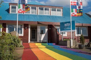 L'Hotel Blafell è un meraviglioso hotel nei Fiordi Orientali con una facciata colorata.