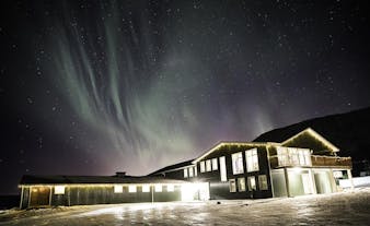 L'aurora boreale danza sull'Hotel Efstidalur.