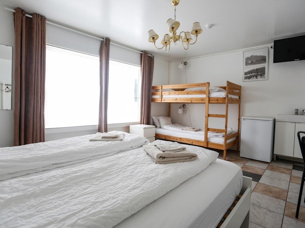 Guesthouse SummerDay has quad rooms for families.
