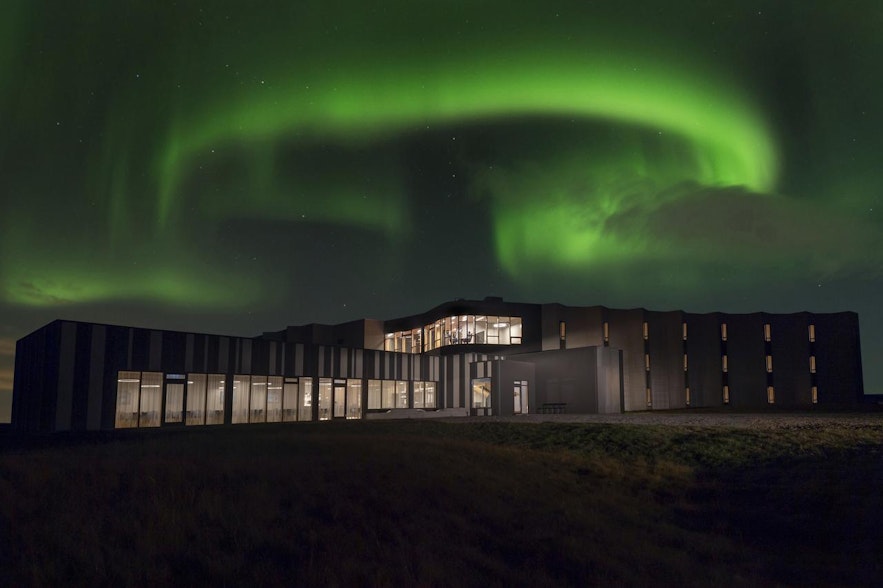 Landhotel with the northern lights above. 