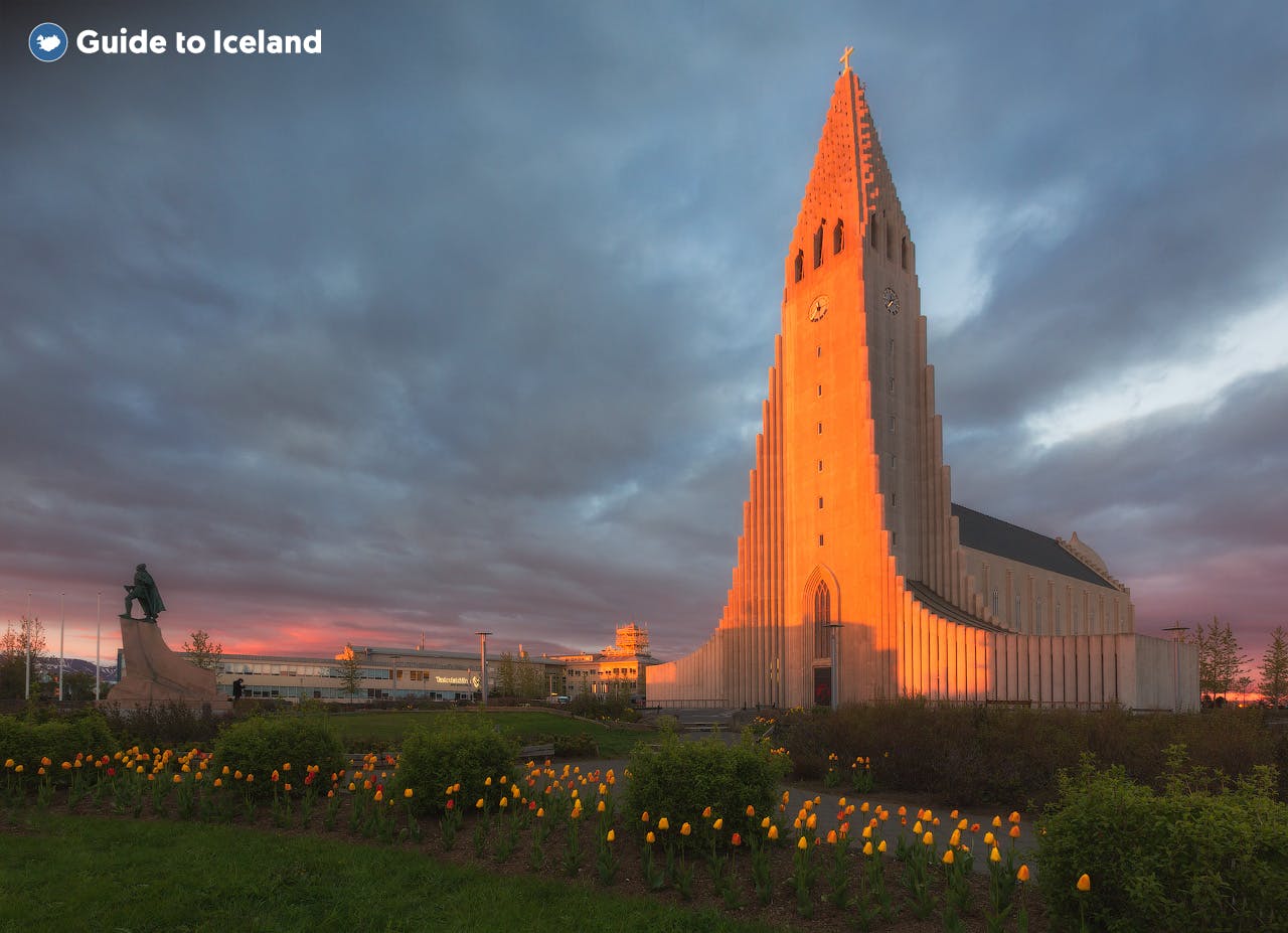 Die Hallgrimskirkja Kirche in der Innenstadt von Reykjavik bei Sonnenuntergang.