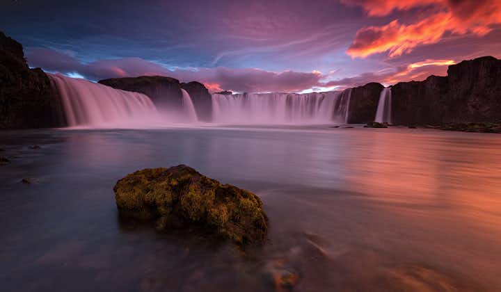 Der Godafoss-Wasserfall im Norden von Island ist ein atemberaubendes Naturschauspiel..