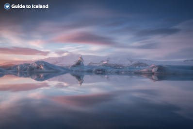 Jokulsarlon gletcherlagune er en stor sø med mange isbjerge.