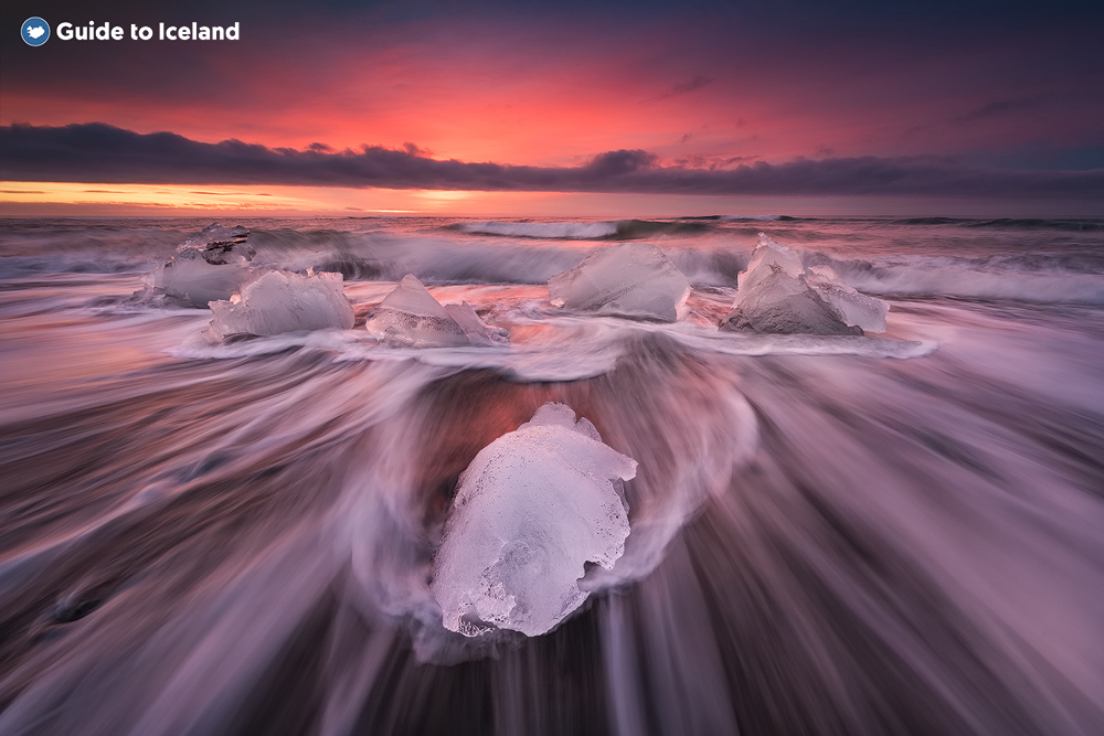 Der Diamond Beach ist ein schwarzer Sandstrand in Südisland, an dem Eisberge an Land gespült wurden.
