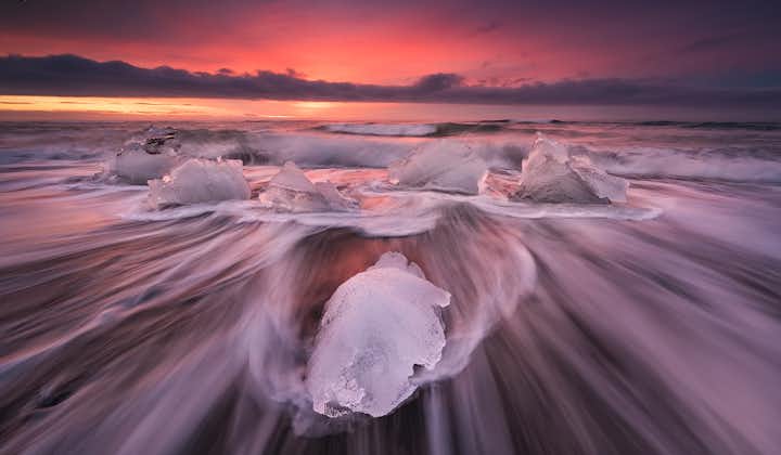 Diamantstranden er en sort sandstrand på det sydlige Island, hvor isbjerge skyller i land. 