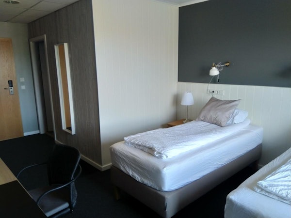 Hotel Kanslarinn has rooms with single beds.