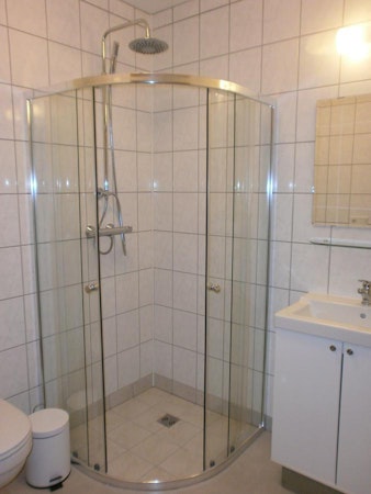 Hotel Kanslarinn's en suites all have showers.