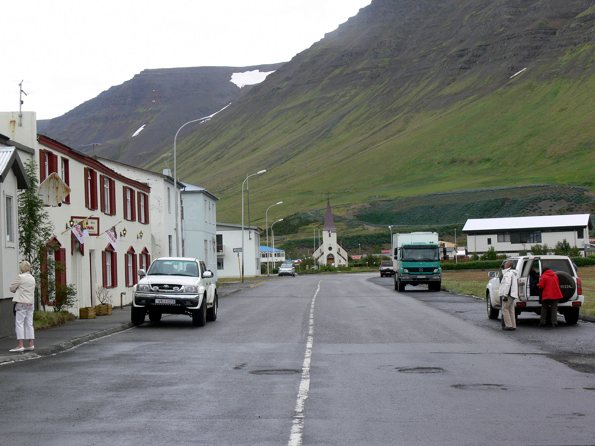 冰岛西峡湾地区的弗拉泰里小镇Flatyeri小巧而又袖珍