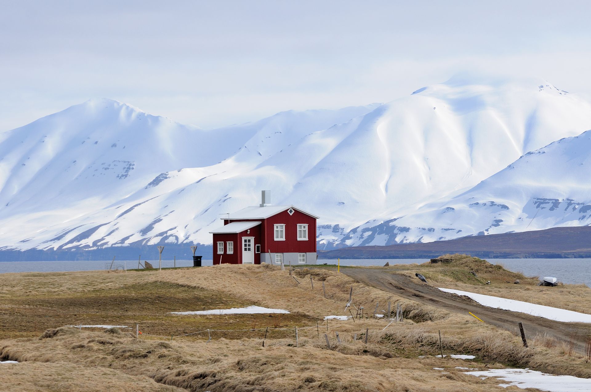 冰岛北部的达尔维克小镇位于埃亚峡湾内