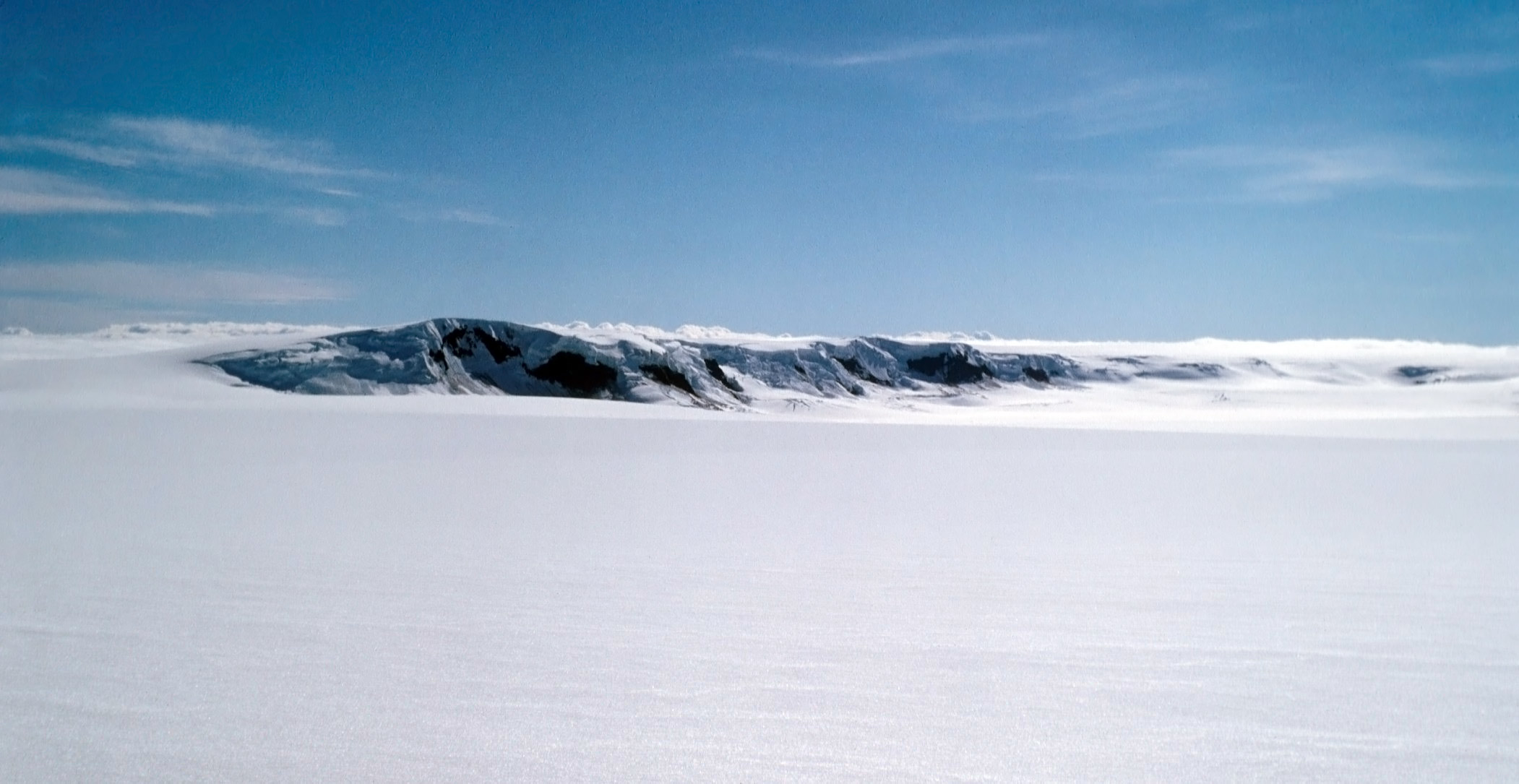 格里姆火山位于冰岛南岸，紧邻欧洲最大的瓦特纳冰川