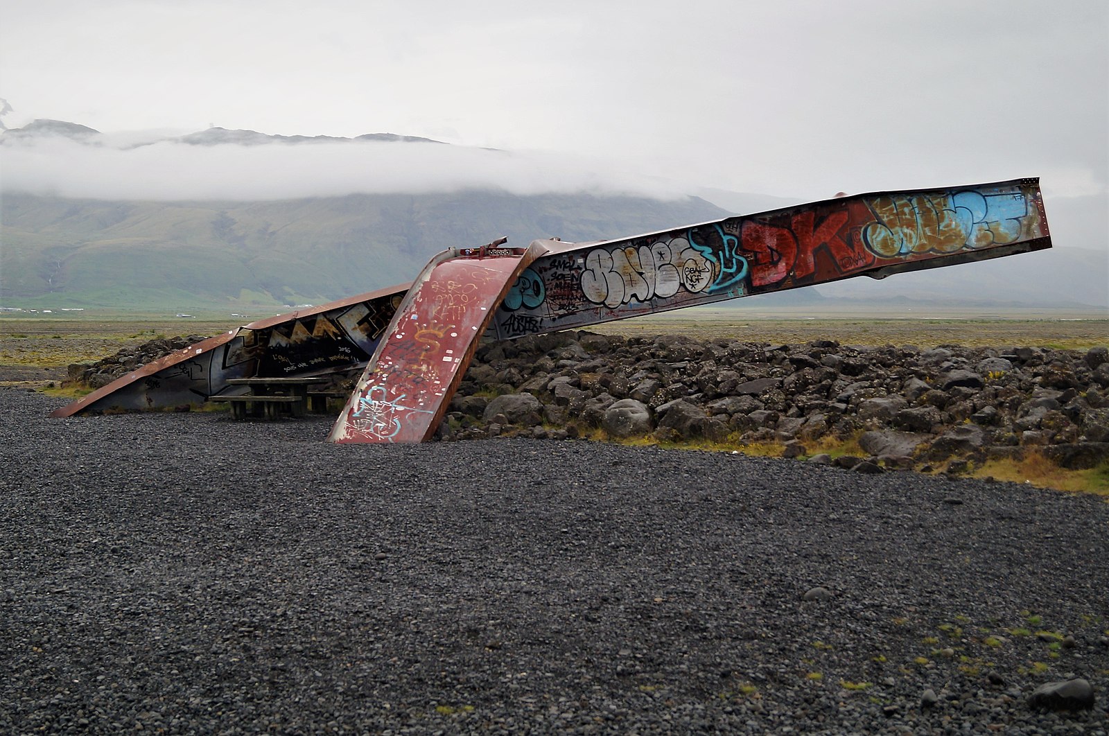 冰岛南岸Skeiðarársandur黑沙滩上的断桥残骸，显示着冰川洪水的力量