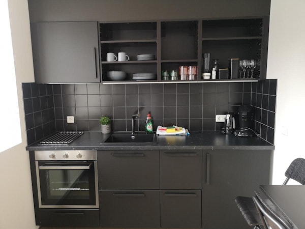 A chic black kitchen in the Centrum Guesthouse.