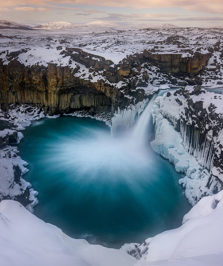 冰岛北部高地的阿尔德亚瀑布披着白雪的冬日美景