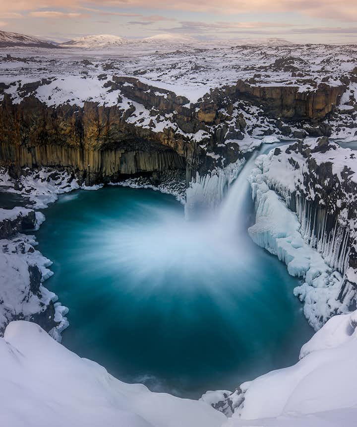 冰岛北部高地的阿尔德亚瀑布披着白雪的冬日美景