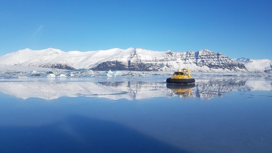 酷炫的冰河湖气垫船冬季时运营