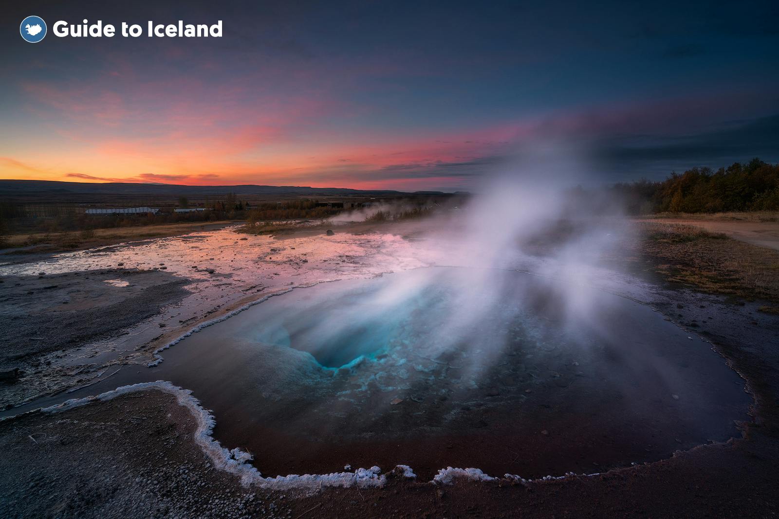 De geiser Strokkur in de Golden Circle van IJsland