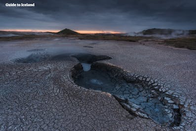 冰岛北部的米湖地区有着许多蒸腾的沸泥潭与蒸汽孔，地热运动活跃