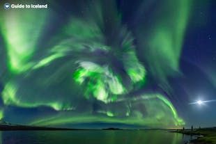 겨울 아이슬란드의 하늘에 춤추는 오로라.