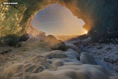신비로운 동굴의 열린 입구를 통해 아침 햇살이 들어옵니다.
