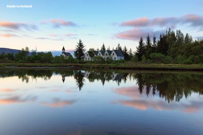 Thingvellir National Park heeft stille meren die de kleurrijke lucht prachtig weerspiegelen