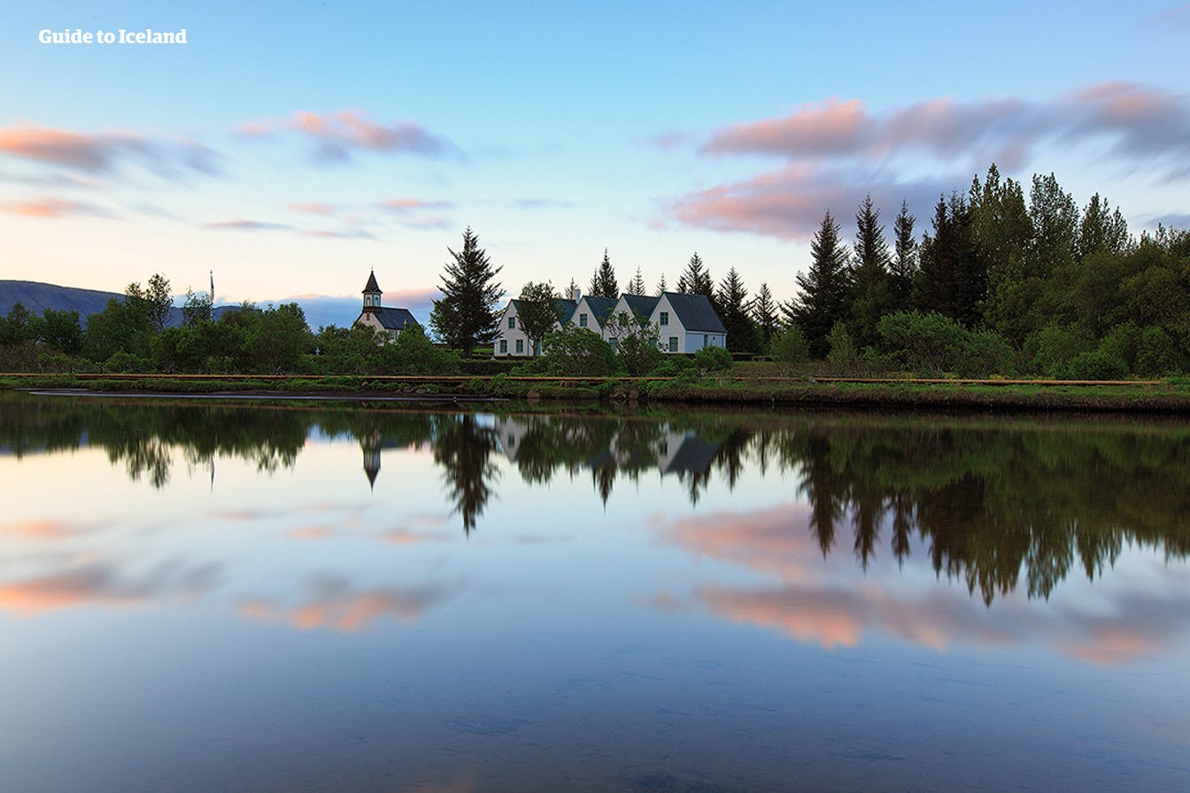 Thingvellir Nationalpark har stille vand, der spejler den farverige himmel på en smuk måde.