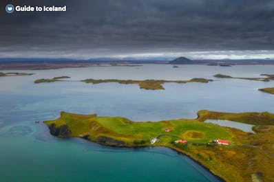 Myvatn เป็นชื่อของทะเลสาบที่สวยงามซึ่งขึ้นชื่อเรื่องการดูนกในไอซ์แลนด์ตอนเหนือ