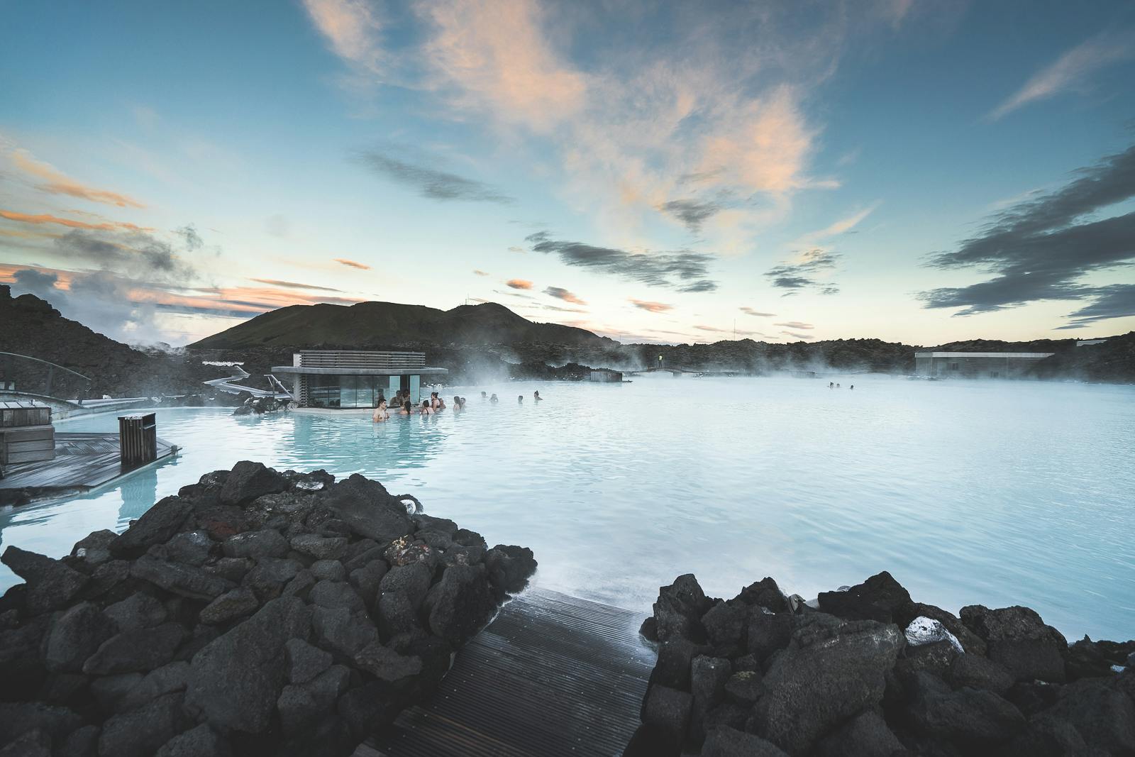 De Blue Lagoon is een mystieke geothermale spa omringd door lava