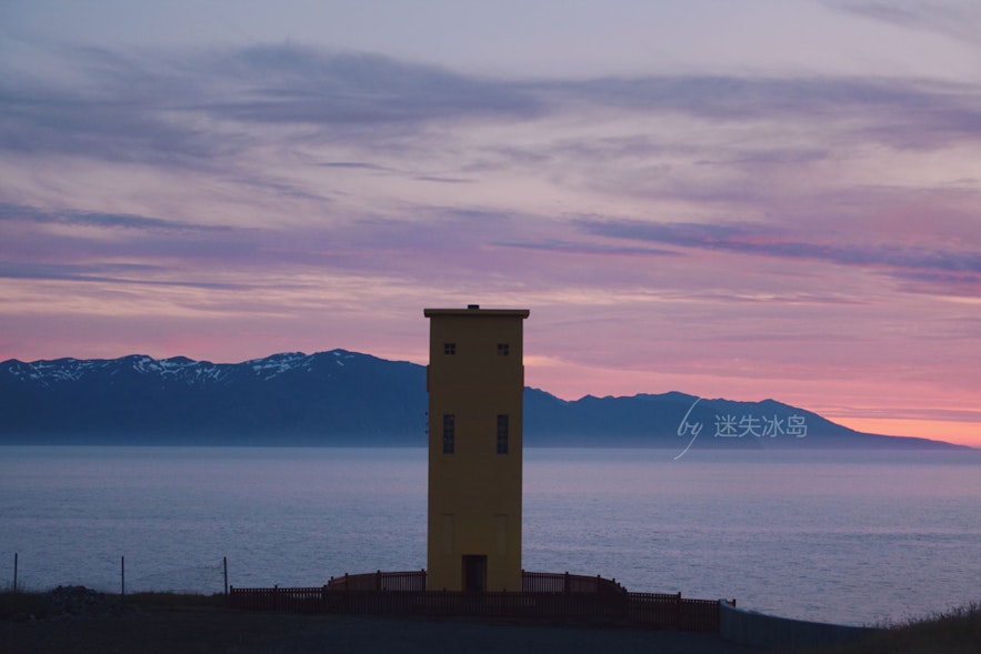 胡萨维克海边日落和灯塔