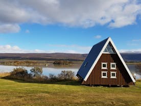 Gli Ormurinn Cottages vantano una splendida vista sul lago.

