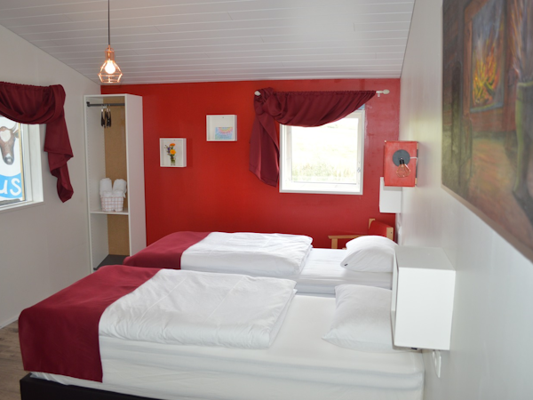 Arnarnes Paradis has a red room for up to four guests.