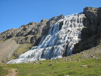 De waterval Dynjandi is een unieke waterval in de Westfjorden van IJsland.