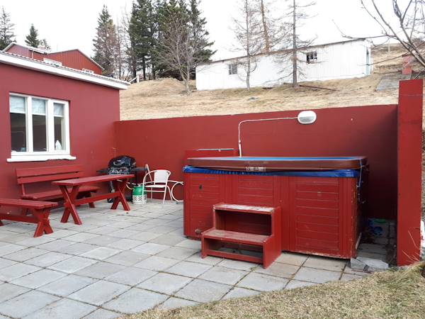 Brunalaug Guesthouse has an outdoor hot tub.
