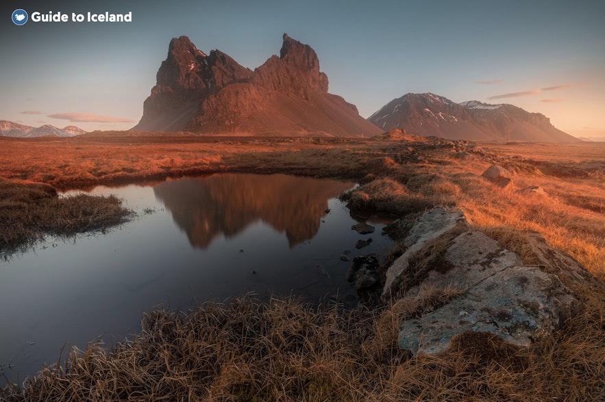 在冰岛的东峡湾，嶙峋的山峰占据了整个地平线。