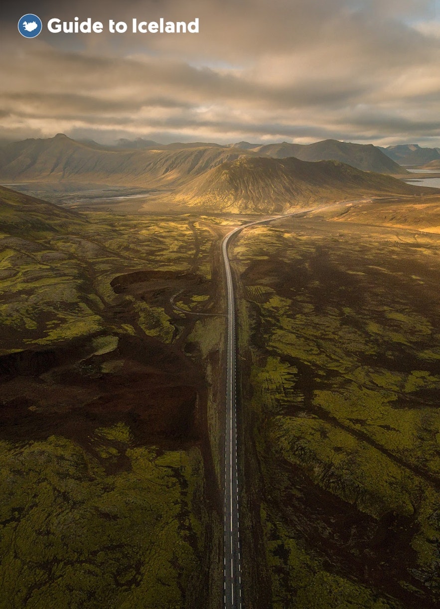 冰岛有一条公路穿过熔岩区通往海岸。