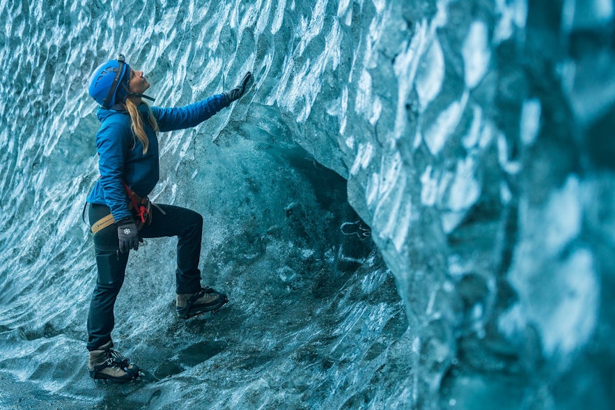 Die Texturen der Eishöhlen in Island sind faszinierend.